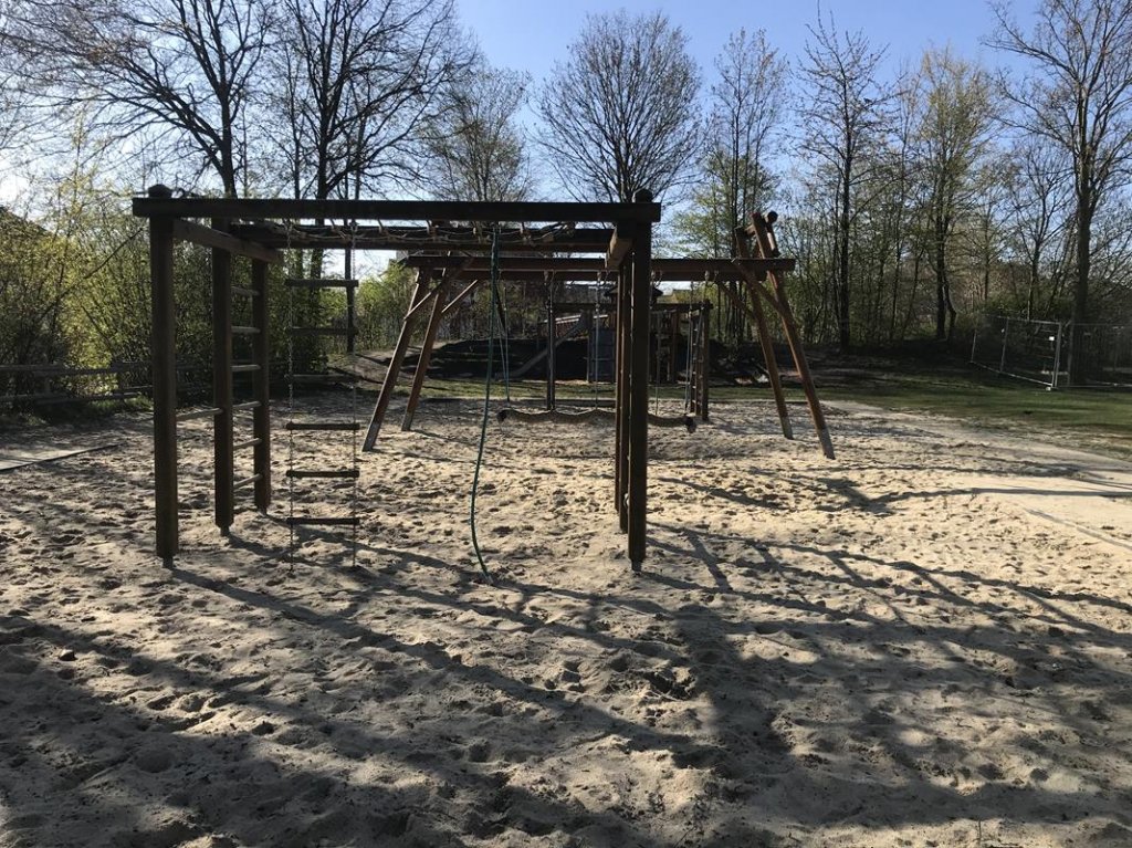 klettergeruest  grosse schaukel